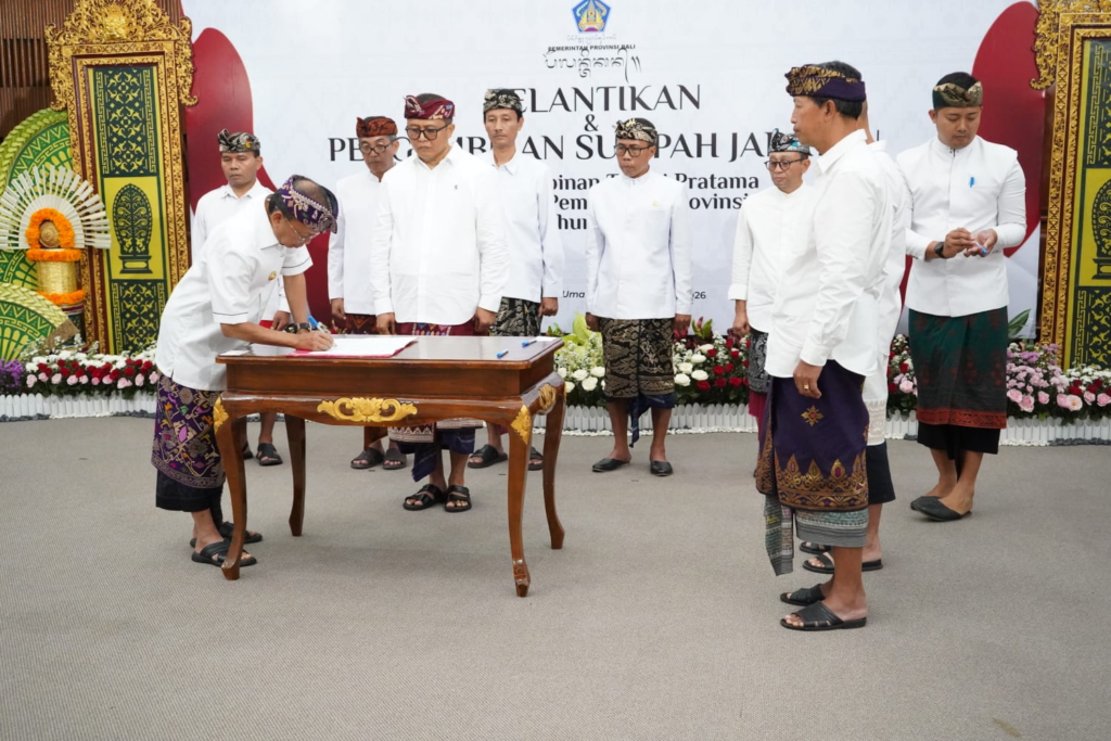 Gubernur Bali Wayan Koster menandatangani berita acara pelantikan enam Pejabat Pimpinan Tinggi Pratama di lingkungan Pemerintah Provinsi Bali di Gedung Wiswa Sabha Utama, Selasa (3/2/2025).