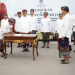 Gubernur Bali Wayan Koster menandatangani berita acara pelantikan enam Pejabat Pimpinan Tinggi Pratama di lingkungan Pemerintah Provinsi Bali di Gedung Wiswa Sabha Utama, Selasa (3/2/2025).