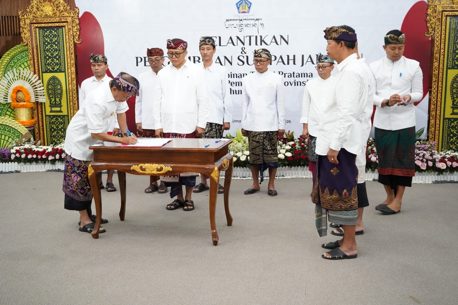 Gubernur Bali Wayan Koster menandatangani berita acara pelantikan enam Pejabat Pimpinan Tinggi Pratama di lingkungan Pemerintah Provinsi Bali di Gedung Wiswa Sabha Utama, Selasa (3/2/2025).
