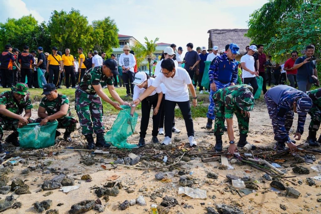 Pemkab Badung berkomitmen jaga kebersihan pesisir pantai di wilayah Kabupaten Badung dengan pembersihan secara rutin di sepanjang garis pantai.
