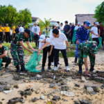 Pemkab Badung berkomitmen jaga kebersihan pesisir pantai di wilayah Kabupaten Badung dengan pembersihan secara rutin di sepanjang garis pantai.