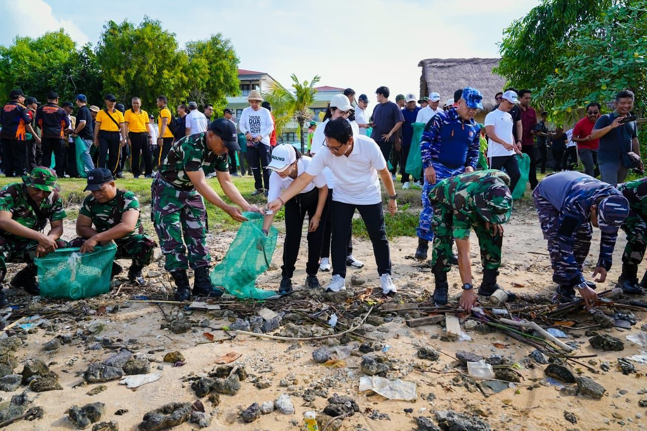 Pemkab Badung berkomitmen jaga kebersihan pesisir pantai di wilayah Kabupaten Badung dengan pembersihan secara rutin di sepanjang garis pantai.