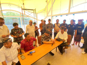 Sejumlah anggota DPRD Badung bersama unsur pemerintah daerah, aparat, dan tokoh adat saat melakukan peninjauan lapangan di lokasi pembangunan usaha pariwisata di kawasan Pantai Suluban, Desa Pecatu, Kuta Selatan, Selasa (3/2/2026)