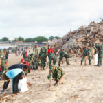 Ratusan personel gabungan dari Polda Bali, TNI, pengelola kawasan wisata, serta masyarakat turun langsung membersihkan sampah kiriman di Pantai Kedonganan, Kecamatan Kuta, Selasa (3/2/2026).