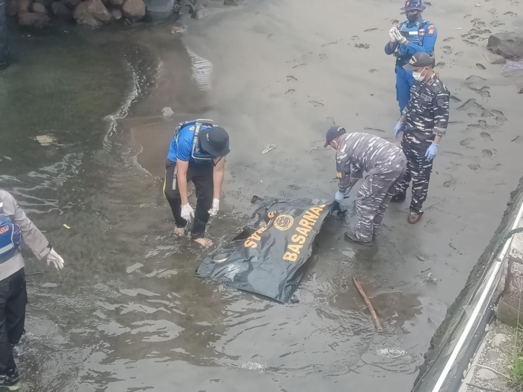Proses evakuasi jenazah diduga korban KMP Tunu Pratama Jaya oleh petugas gabungan di perairan sekitar Pelabuhan Gilimanuk, Selat Bali, Minggu (1/2/2026).