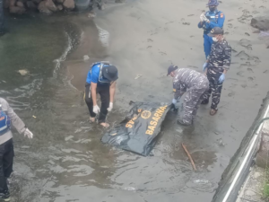 Proses evakuasi jenazah diduga korban KMP Tunu Pratama Jaya oleh petugas gabungan di perairan sekitar Pelabuhan Gilimanuk, Selat Bali, Minggu (1/2/2026).