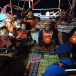 Tim SAR gabungan melakukan pencarian kepada 8 ABK yang masih dinyatakan hilang.