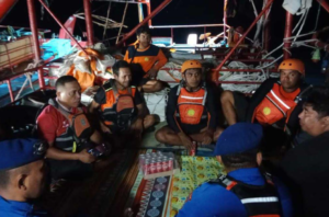 Tim SAR gabungan melakukan pencarian kepada 8 ABK yang masih dinyatakan hilang.