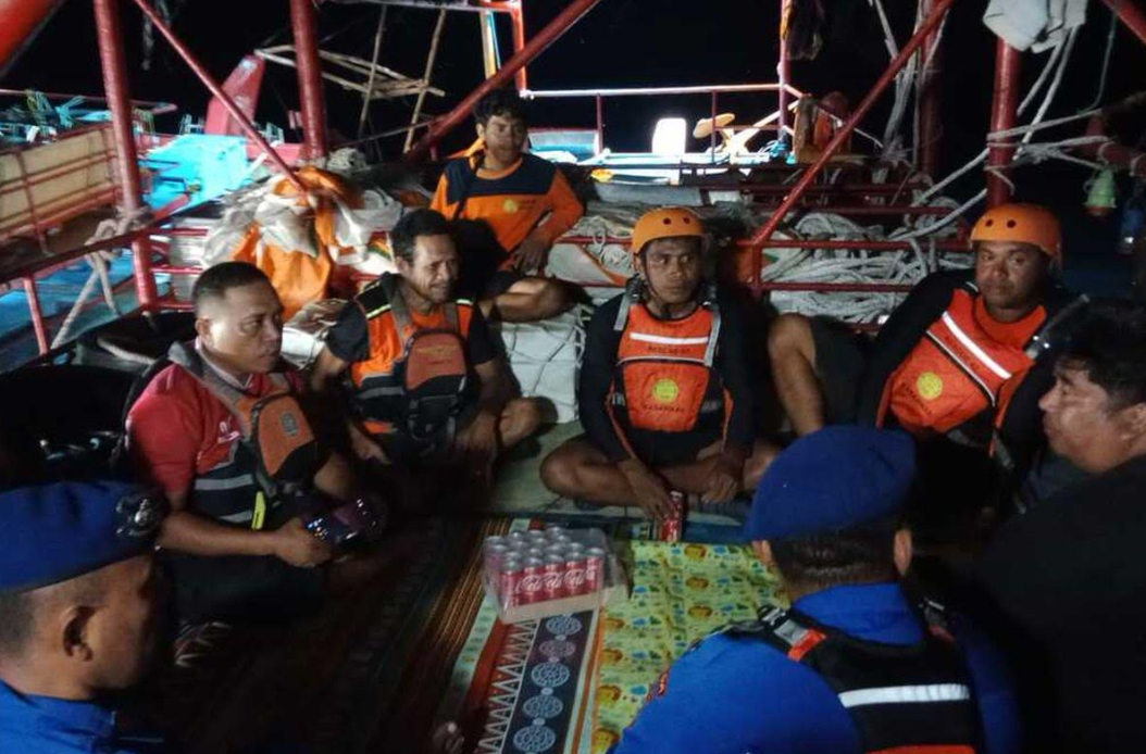 Tim SAR gabungan melakukan pencarian kepada 8 ABK yang masih dinyatakan hilang.