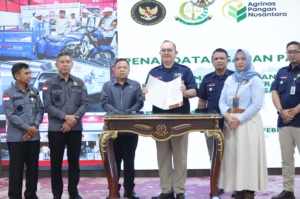 Pelaksana Tugas Sekretaris Jaksa Agung Muda Intelijen (Sesjamintel) Sarjono Turin (tengah) menunjukkan dokumen usai penandatanganan Pakta Integritas Pengamanan Pembangunan Strategis (PPS) Proyek Koperasi Desa/Kelurahan Merah Putih di Gedung Utama Kejaksaan Agung, Jakarta.