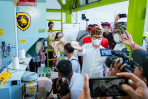 Bupati Wayan Adi Arnawa menghadiri penandatanganan MoU antara Perumda Pasar dan Pangan MGS dengan BUMD Jakarta, serta meninjau mesin penggiling padi di Kantor Unit Pengelolaan Pangan Perumda Pasar dan Pangan MGS, Kamis (5/2).