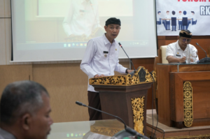 Wakil Bupati Klungkung Tjokorda Gde Surya Putra menyampaikan arahan saat Forum Konsultasi Publik Rancangan Awal RKPD Kabupaten Klungkung Tahun 2027 di Ruang Rapat Praja Mandala, Kantor Bupati Klungkung, Kamis (5/2/2026).