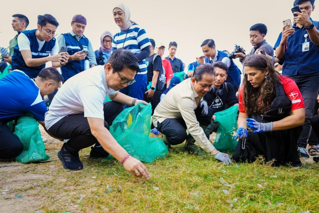 Menteri LH, Hanif Faisol Nurofiq dan Menteri Pariwisata, Widiyanti Putri Wardhana bersama Bupati Wayan Adi Arnawa serta Wabup Bagus Alit Sucipta saat Aksi Bersih Sampah Laut di Pantai Kedonganan, Kecamatan Kuta, Jumat (6/2).