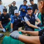 Menteri Pariwisata Widiyanti Putri Wardhana dalam kegiatan Aksi Bersih Sampah Laut di Pantai Kedonganan, Bali, Jumat (6/2/2026).