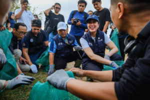 Menteri Pariwisata Widiyanti Putri Wardhana dalam kegiatan Aksi Bersih Sampah Laut di Pantai Kedonganan, Bali, Jumat (6/2/2026).