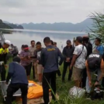 Petugas kepolisian mengevakuasi korban meinggal tersambar petir saat memancing di Danau Batur, Kintamani Bangli. (Foto: Istimewa)