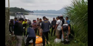 Petugas kepolisian mengevakuasi korban meinggal tersambar petir saat memancing di Danau Batur, Kintamani Bangli. (Foto: Istimewa)