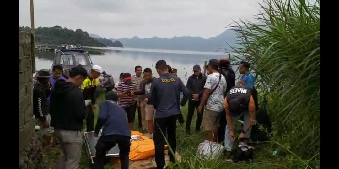 Petugas kepolisian mengevakuasi korban meinggal tersambar petir saat memancing di Danau Batur, Kintamani Bangli. (Foto: Istimewa)