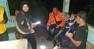 Tim SAR Pos Banda berhasil evakuasi seorang perempuan, warga Desa Nusantara, Kecamatan Banda, Kabupaten Maluku Tengah (Malteng).