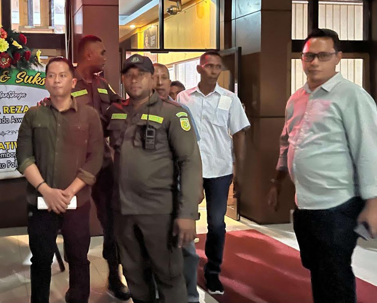 Mantan Kepala BRI Unit Tiakur berinisial KB, ditahan oleh Jaksa Penyidik Pidsus Kejari MBD.