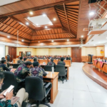 Bupati Wayan Adi Arnawa saat memimpin Rakor dengan Camat, Lurah/Perbekel dan Pengelola Jasa Pengangkutan Sampah di Kriya Gosana, Puspem Badung, Selasa, (10/2).