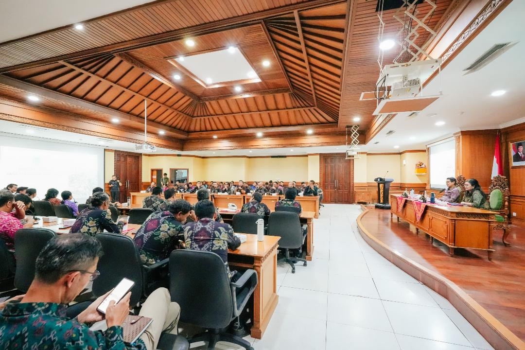 Bupati Wayan Adi Arnawa saat memimpin Rakor dengan Camat, Lurah/Perbekel dan Pengelola Jasa Pengangkutan Sampah di Kriya Gosana, Puspem Badung, Selasa, (10/2).