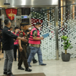 Caption: Sejumlah tersangka kasus dugaan korupsi ekspor CPO dan turunannya digiring penyidik menuju ruang pemeriksaan di Gedung Kejaksaan Agung, Jakarta, Selasa (10/2/2026).