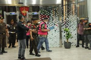 Caption: Sejumlah tersangka kasus dugaan korupsi ekspor CPO dan turunannya digiring penyidik menuju ruang pemeriksaan di Gedung Kejaksaan Agung, Jakarta, Selasa (10/2/2026).