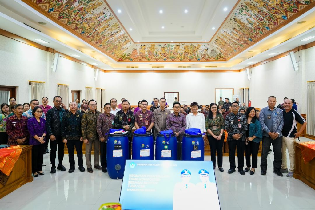 Bupati Wayan Adi Arnawa secara simbolis menyerahkan bantuan tong komposter kepada para Perbekel/Lurah dan Kepala Lingkungan se-Kecamatan Kuta Utara di Kantor Camat Kuta Utara, Selasa (10/2).