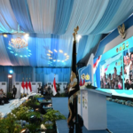 Presiden Prabowo Subianto berdialog dengan perwakilan dari beberapa Polda di Indonesia mewarnai peresmian 1.072 SPPG dan 18 Gudang Ketahanan Pangan Polri serta groundbreaking 107 SPPG Polri di SPPG Polri Palmerah, Jakarta, pada Jumat, 13 Februari 2026. Foto: BPMI Setpres/Cahyo