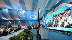 Presiden Prabowo Subianto berdialog dengan perwakilan dari beberapa Polda di Indonesia mewarnai peresmian 1.072 SPPG dan 18 Gudang Ketahanan Pangan Polri serta groundbreaking 107 SPPG Polri di SPPG Polri Palmerah, Jakarta, pada Jumat, 13 Februari 2026. Foto: BPMI Setpres/Cahyo