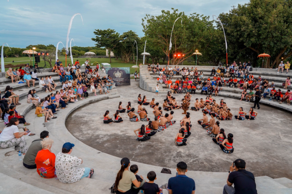 Pertunjukan Tari Kecak memukau wisatawan