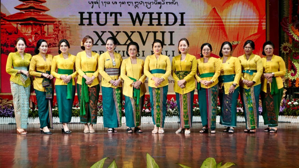 Ketua WHDI Kabupaten Badung, Nyonya Yunita Alit Sucipta saat menghadiri puncak peringatan HUT Ke-38 WHDI Provinsi Bali di Gedung Ksirarnawa, Art Centre Denpasar, Kamis (12/2).
