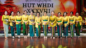 Ketua WHDI Kabupaten Badung, Nyonya Yunita Alit Sucipta saat menghadiri puncak peringatan HUT Ke-38 WHDI Provinsi Bali di Gedung Ksirarnawa, Art Centre Denpasar, Kamis (12/2).