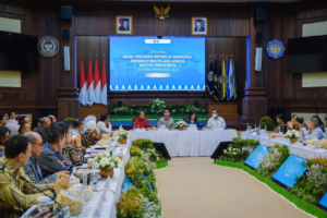 Wakil Presiden, Gibran Rakabuming Raka bersama Menteri Pariwisata, Widiyanti Putri Wardhana saat membuka pertemuan dengan 74 pelaku usaha pariwisata Tanah Air dan pemerintah daerah di Poltekpar Bali, Jumat (13/2/2026).