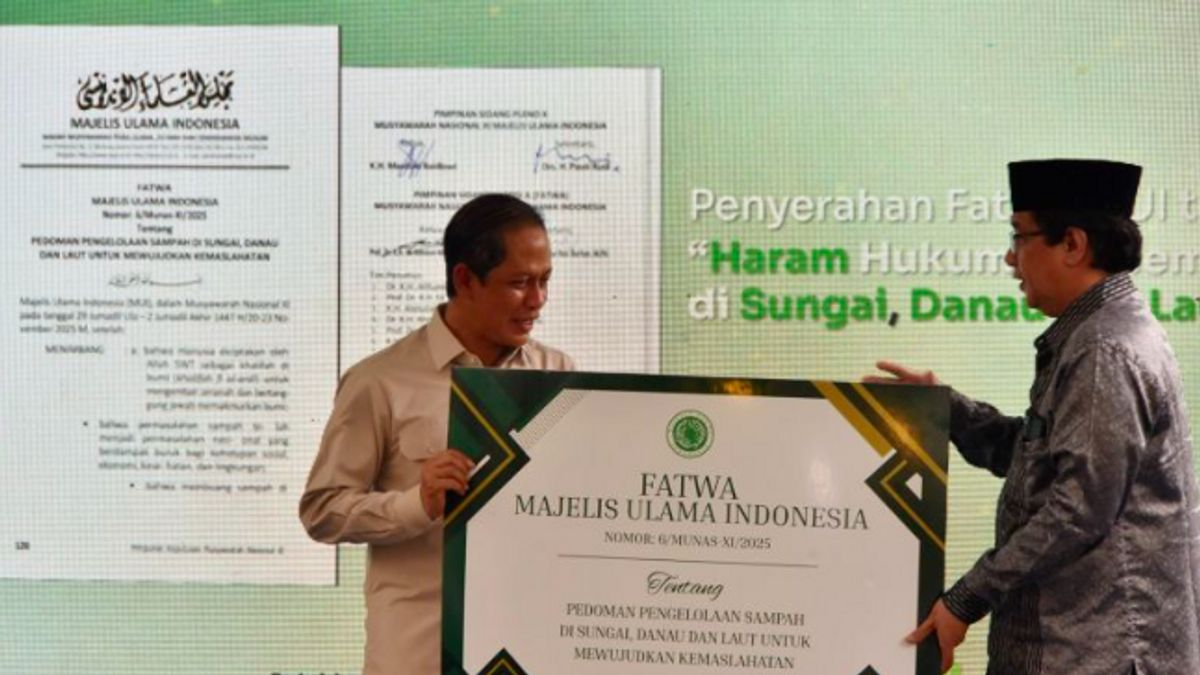 Wasekjen MUI Bidang Ekonomi dan Lingkungan Hidup Hazuarli Halim (kanan) menyerahkan secara simbolis fatwa MUI tentang haram hukumnya membuang sampah di sungai, danau dan laut kepada Menteri Lingkungan Hidup Hanif Faisol Nurofiq. (dok. ANTARA)