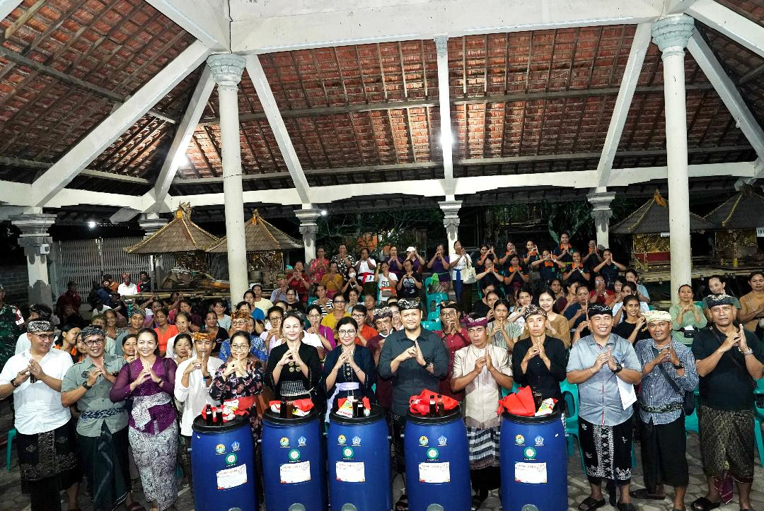 Wabup Bagus Alit Sucipta menghadiri dan memberi arahan saat Sosialisasi Pembuatan Teba Modern di Wantilan Pura Desa Desa Adat Darmasaba, Minggu (15/2).