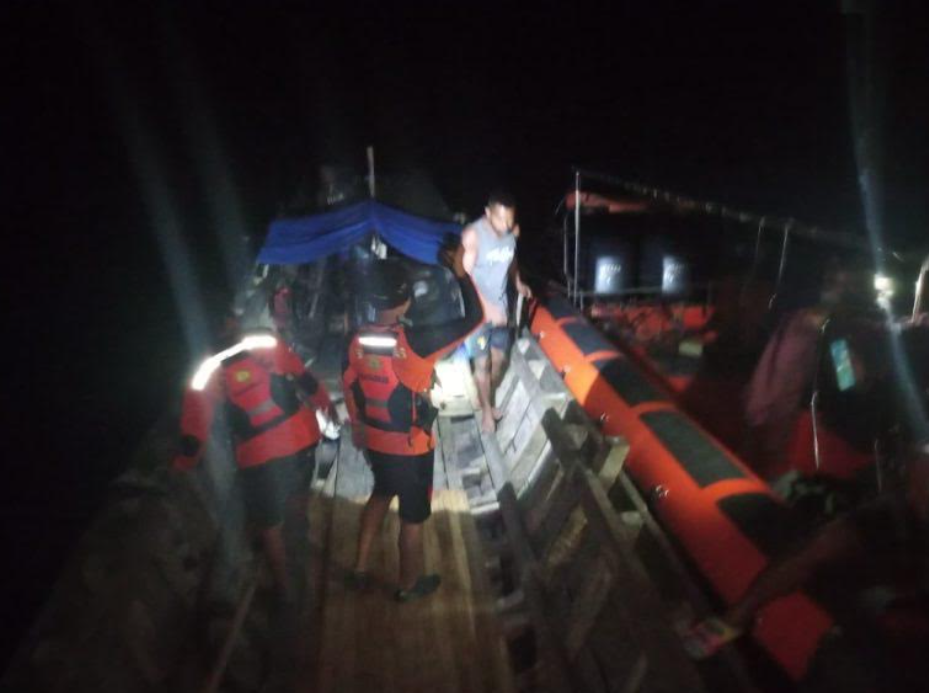 Tim SAR gabungan berhasil mengevakuasi sembilan orang penumpang warga Aru yang mengalami mati mesin di perairan laut Desa Nafar, Kabupaten Kepulauan Aru.