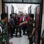 Petugas Kejaksaan mengawal para tersangka kasus dugaan korupsi tata kelola timah saat akan menjalani penahanan di Lapas Kelas IIA Pangkalpinang, Rabu (18/2/2026).
