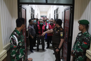 Petugas Kejaksaan mengawal para tersangka kasus dugaan korupsi tata kelola timah saat akan menjalani penahanan di Lapas Kelas IIA Pangkalpinang, Rabu (18/2/2026).
