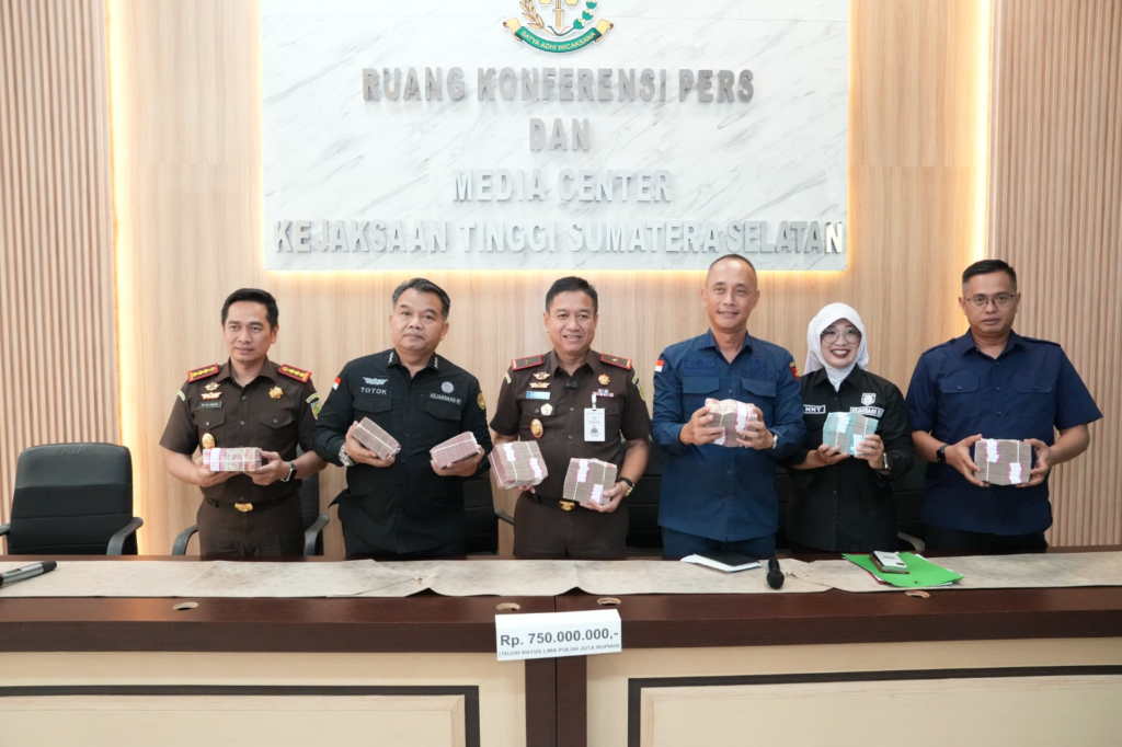 Petugas Kejaksaan Tinggi Sumatera Selatan dan Kejaksaan Negeri Palembang menunjukkan uang titipan pembayaran kerugian negara sebesar Rp750 juta dalam perkara dugaan tindak pidana korupsi kerja sama pemanfaatan aset Pasar Cinde Palembang, Jumat (12/2/2026).