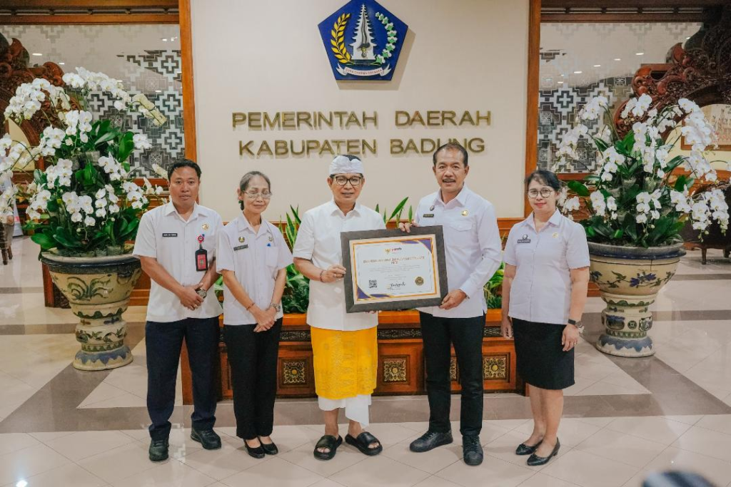 Bupati Adi Arnawa saat menerima penghargaan yang diraih 3 OPD di Pemkab Badung sebagai Wilayah Birokrasi Bersih dan Melayani dari KemenPAN-RB, Rabu (18/2).