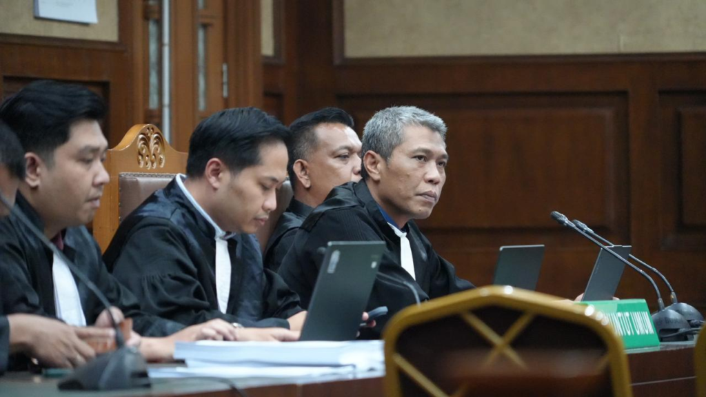 Tim Jaksa Penuntut Umum (JPU) memberikan tanggapan atas pembelaan atau pledoi yang disampaikan oleh tiga terdakwa dalam perkara korupsi penyimpangan tata kelola minyak mentah dan produk BBM pada PT Pertamina dan anak usahanya.