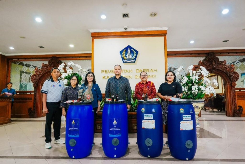 Wakil Bupati Badung, Bagus Alit Sucipta saat menerima Bantuan TJSP Tong Komposter dari Perumda Air Minum Tirta Mangutama Badung dan PT. Agus Nusa Penida (Hotel Horizon Seminyak) di Lobby Kantor Bupati Badung, Puspem Badung, Jumat (20/2).