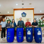 Wakil Bupati Badung, Bagus Alit Sucipta saat menerima Bantuan TJSP Tong Komposter dari Perumda Air Minum Tirta Mangutama Badung dan PT. Agus Nusa Penida (Hotel Horizon Seminyak) di Lobby Kantor Bupati Badung, Puspem Badung, Jumat (20/2).