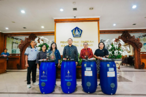 Wakil Bupati Badung, Bagus Alit Sucipta saat menerima Bantuan TJSP Tong Komposter dari Perumda Air Minum Tirta Mangutama Badung dan PT. Agus Nusa Penida (Hotel Horizon Seminyak) di Lobby Kantor Bupati Badung, Puspem Badung, Jumat (20/2).