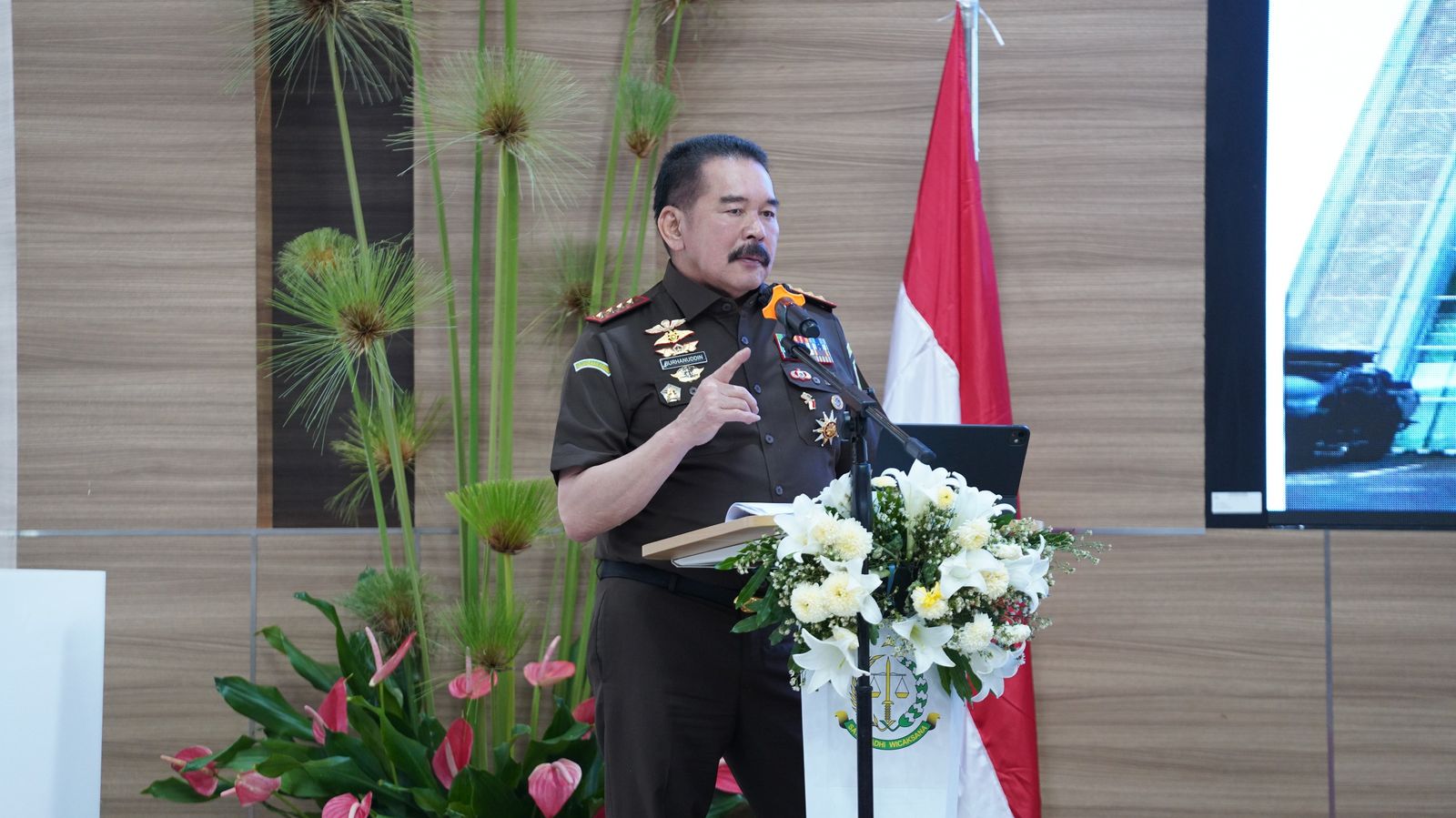Jaksa Agung Republik Indonesia ST Burhanuddin menegaskan komitmen penuh Kejaksaan dalam mendukung Program Strategis Nasional saat melakukan kunjungan kerja di wilayah hukum Kejaksaan Tinggi Sulawesi Utara pada 24–25 Februari 2026.