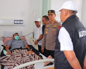 Kapolda Maluku, Irjen Pol. Prof. Dr. Dadang Hartanto, S.H., S.I.K., M.Si menjenguk Kapolres Kota Tual AKBP Whansi Des Asmoro di RSUD, Karel Sadsuitubun Langgur.