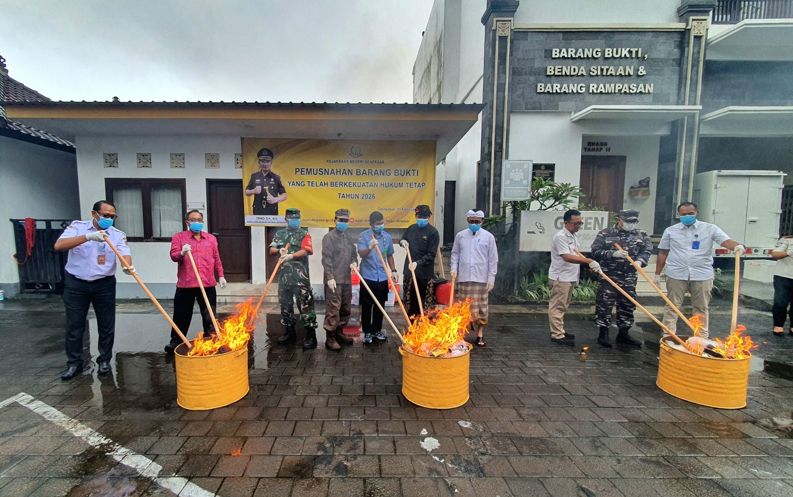 Kepala Kejaksaan Negeri Denpasar Trimo bersama Wali Kota Denpasar I Gusti Ngurah Jaya Negara dan jajaran Forkopimda memusnahkan barang bukti perkara yang telah berkekuatan hukum tetap (inkracht) tahun 2026 di halaman belakang Kantor Kejari Denpasar, Rabu (11/2).