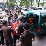 Kejaksaan Tinggi Sumatera Selatan menetapkan tiga orang sebagai tersangka dalam perkara dugaan tindak pidana korupsi kegiatan pendistribusian semen di wilayah Provinsi Sumatera Selatan oleh distributor PT KMM periode 2018–2022.